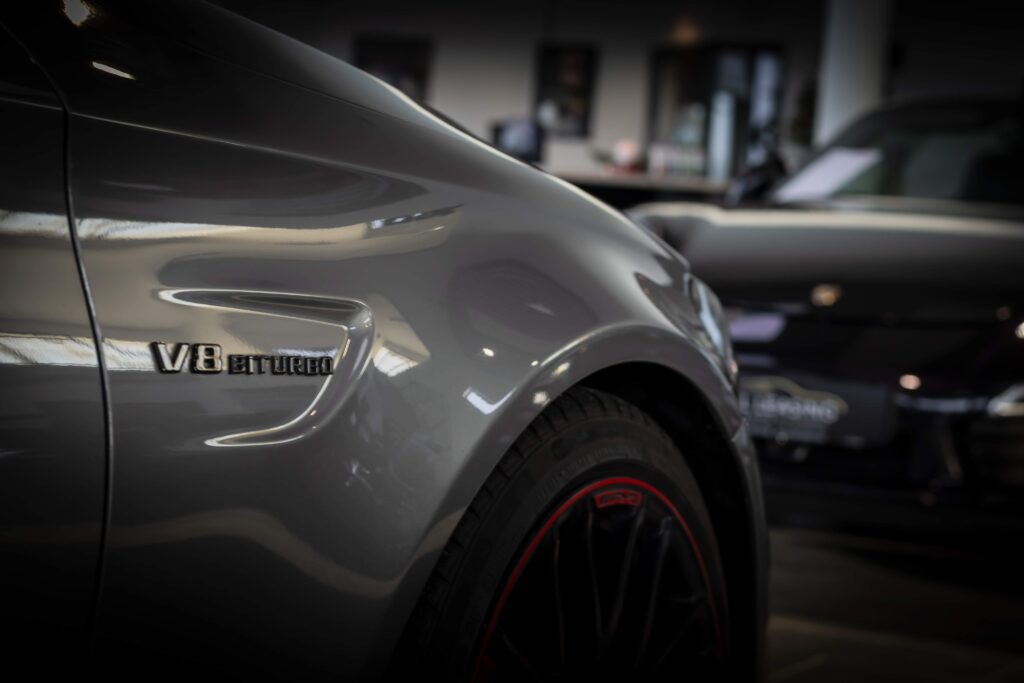 Sølvgrå Mercedes AMG
